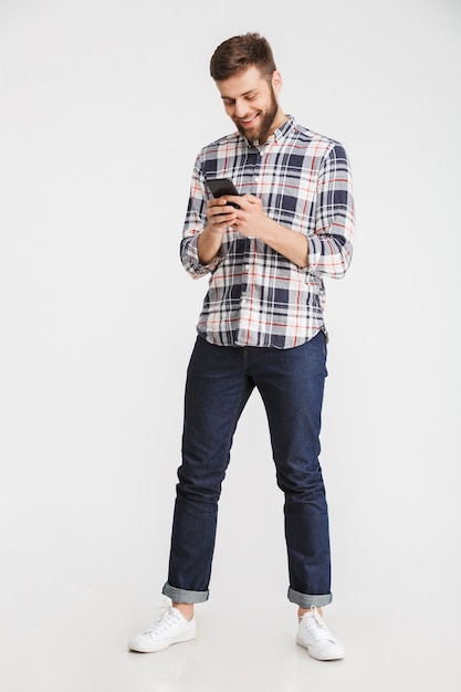 Portrait complet d'un jeune homme souriant