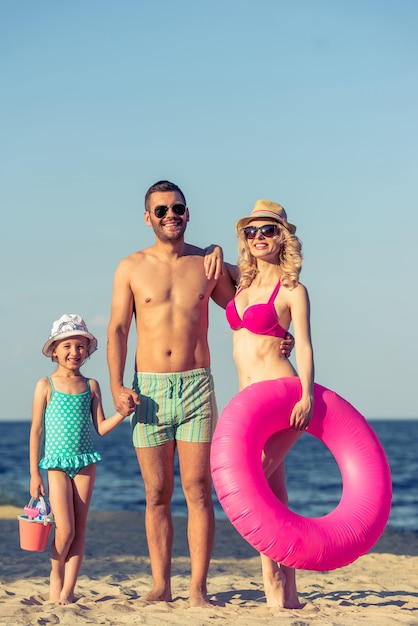 Portrait Complet Des Parents Et De Leur Petite Fille.