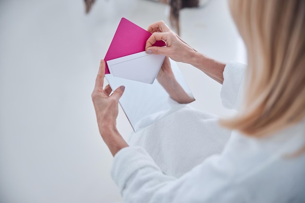 Portrait concentré de mains de femme avec lettre dedans