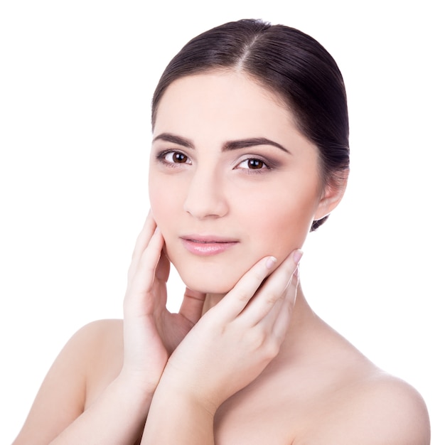 Portrait de concept de soins de la belle jeune femme avec une peau parfaite isolée sur blanc