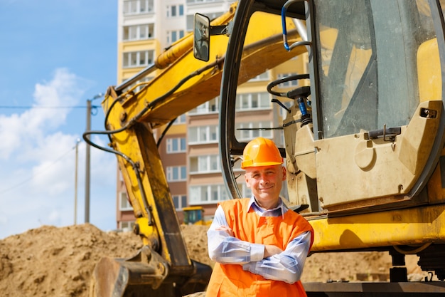 Portrait d'un conducteur d'engins de chantier