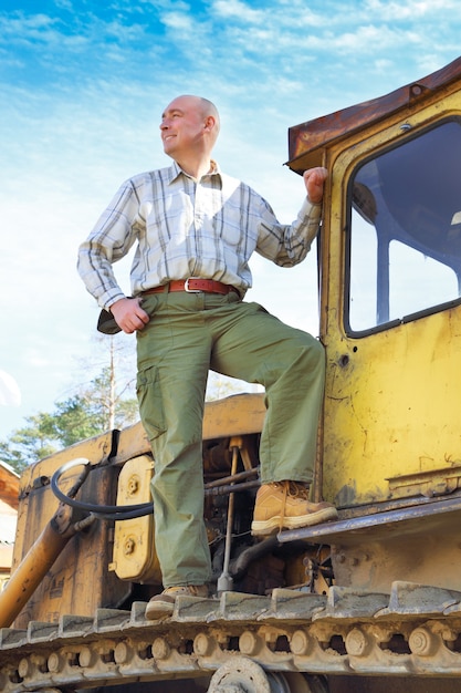 Portrait d'un conducteur d'engins de chantier