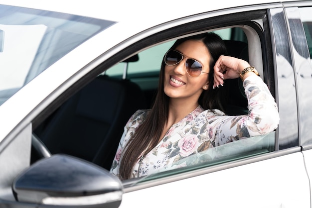 Portrait d'une conductrice dans sa voiture