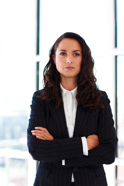 Portrait, confiant, femme affaires, à, bras croisés