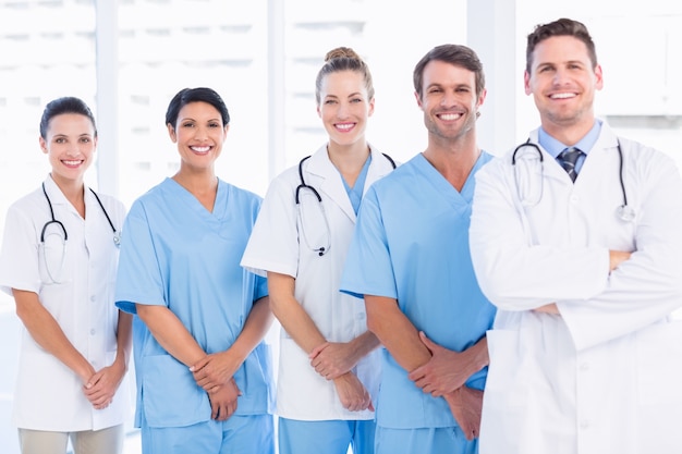 Portrait de confiant groupe de médecins heureux