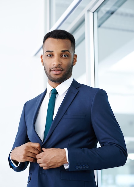 Portrait confiant ou homme d'affaires noir en poste avec des compétences en costume et une carrière en banque d'investissement Broker Blazer et banquier africain dans une institution commerciale ou d'entreprise avec style ou fierté