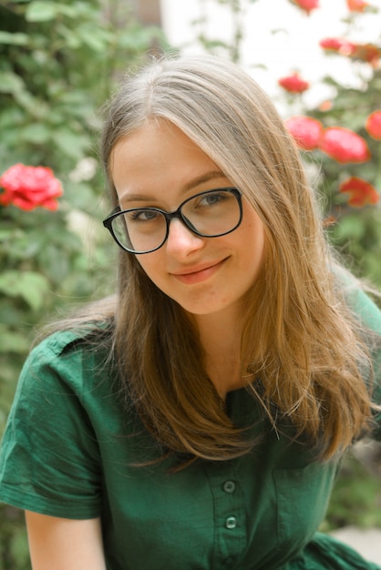 Portrait, confiant, jeune fille, à, lunettes, sourire