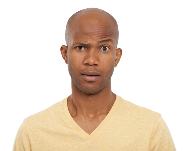Portrait confus et homme noir avec doute pourquoi et modèle isolé sur fond de studio blanc visage personne africaine et gars avec réaction d'expression et omg avec emoji wow et révision avec rétroaction