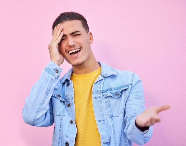 Portrait confus et homme souffrant de maux de tête isolés sur fond rose dans un studio Santé mentale personne fatiguée et triste avec une question frustrée et stressée par un problème sur fond