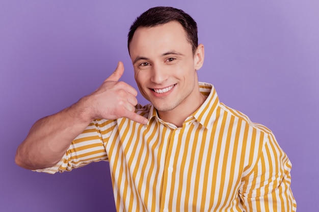 Portrait d'un conseiller guy show rappelez-moi geste sourire rayonnant à pleines dents sur fond violet