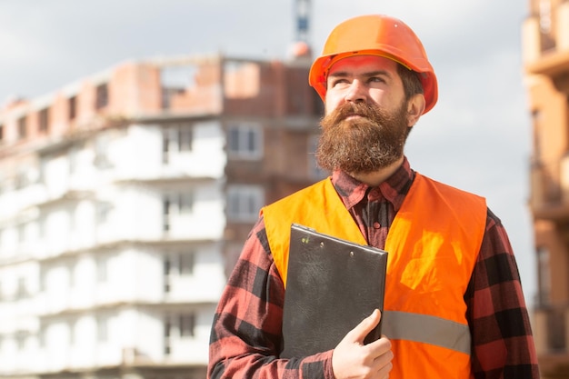 Portrait de constructeur de construction ouvrier du bâtiment en vêtements de travail et un casque de construction