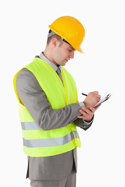 Portrait d'un constructeur prenant des notes