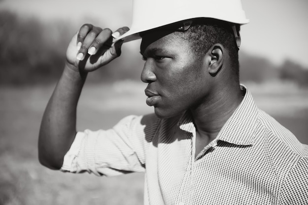 Portrait d'une construction africaine heureuse avec un casque