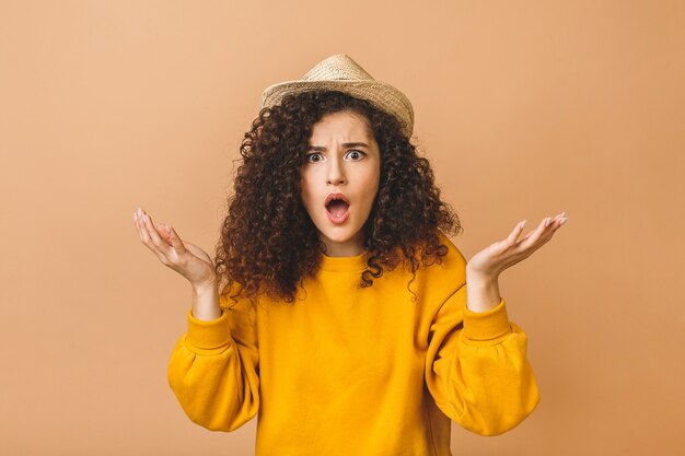 Portrait Avec Copie Espace Pour Publicité De Femme Peur Choquée Regardant Avec Les Yeux à L'endroit Vide Ayant La Bouche Grande Ouverte Les Yeux Gesticulant Paumes Isolés Sur Fond Beige.