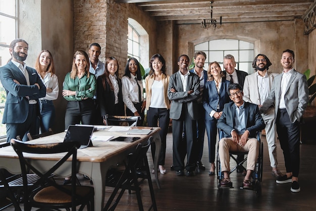 Photo portrait corporatif d'une équipe de travail multigénérationnelle avec des membres multiraciaux et handicapés