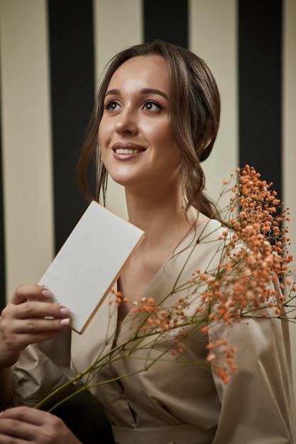 Portrait d'une cosmétologue souriante avec différentes banques de crèmes et de bouteilles d'injections de beauté Esthéticienne sur son lieu de travail dans une clinique de cosmétologie