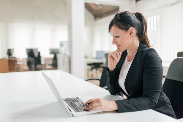 Portrait de côté de la belle employée de bureau.