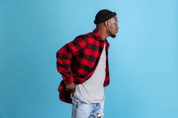 Le portrait couleur d'un jeune homme africain sérieux au studio.