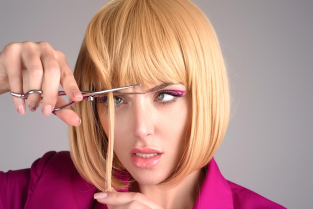 Portrait de coupe de cheveux de coiffeur de jeune femme coupant les cheveux avec des ciseaux fille avec un beau look de cheveux