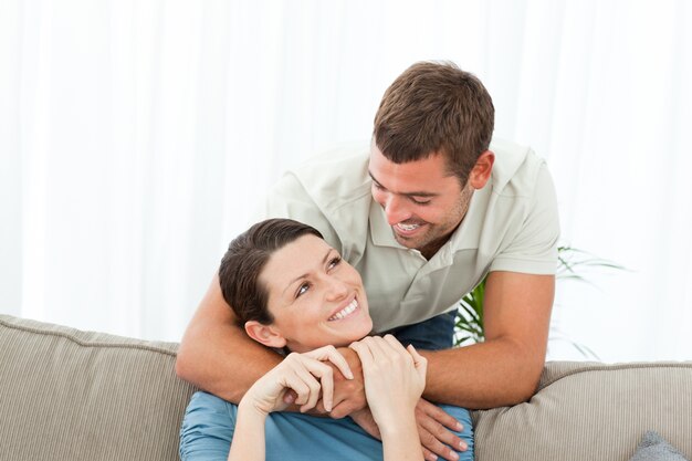 Portrait d&#39;un couple adorable ensemble dans le salon