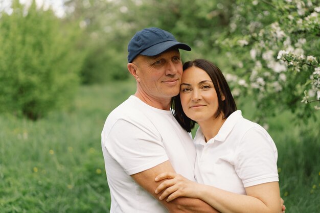 Portrait d'un couple adulte amoureux dans le jardin.