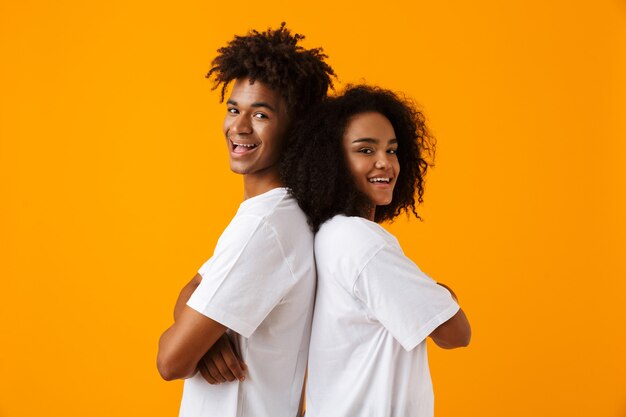 Portrait d'un couple africain heureux