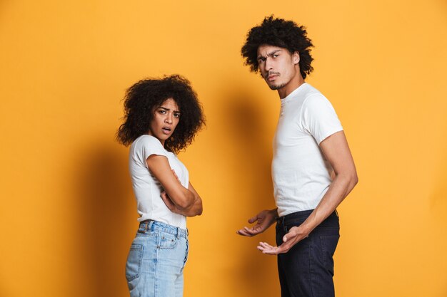 Portrait d'un couple afro-américain bouleversé