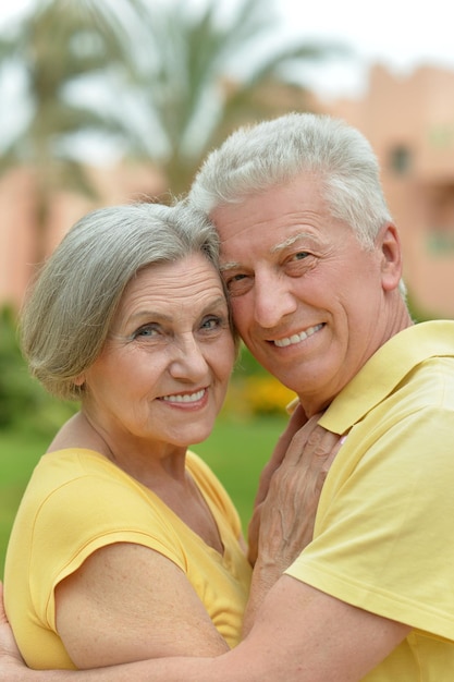 Portrait d'un couple âgé heureux embrassant