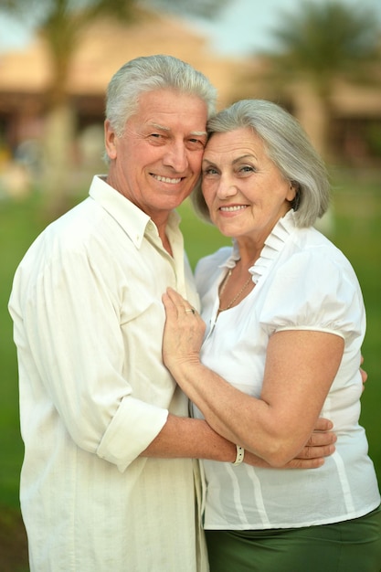 Portrait d'un couple âgé heureux embrassant