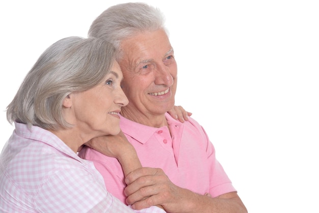 Portrait d'un couple âgé heureux embrassant