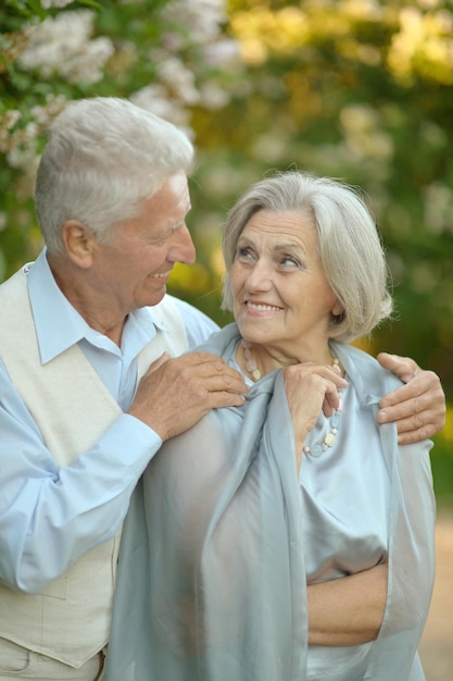 Portrait d'un couple âgé heureux embrassant