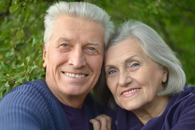 Portrait d'un couple âgé heureux embrassant