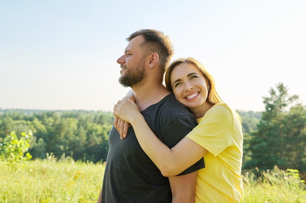 Portrait d'un couple d'âge moyen heureux par une journée ensoleillée d'été