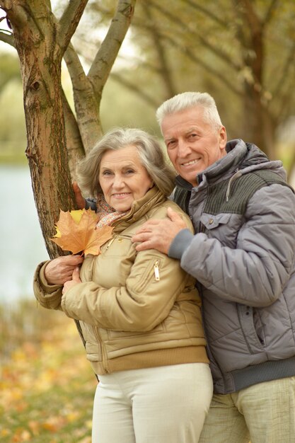 Portrait d'un couple d'âge mûr dans le parc en automne