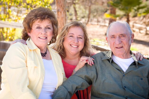 Photo portrait d'un couple âgé avec sa fille dans le parc