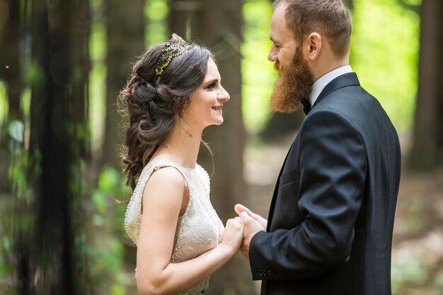 Portrait de couple aimant sur fond de nature