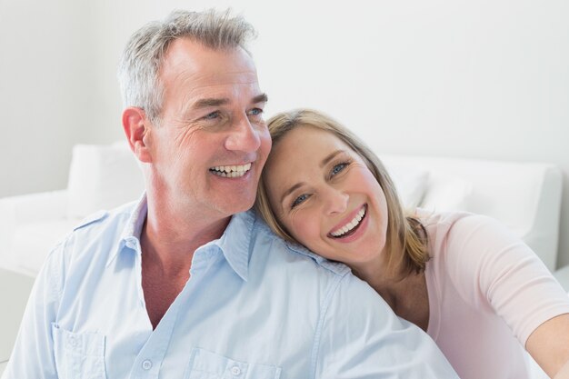 Portrait d&#39;un couple d&#39;amoureux dans le salon