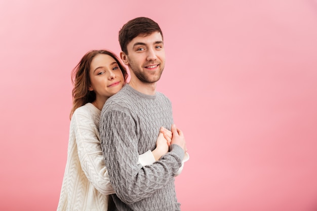 Portrait d'un couple d'amoureux heureux vêtu de chandails