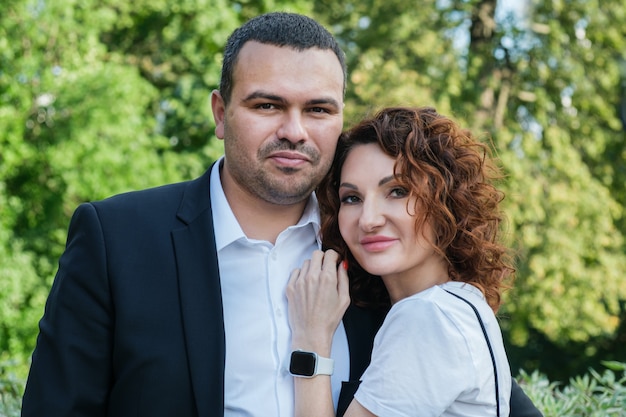 Portrait d'un couple amoureux Un homme du Moyen-Orient en costume d'affaires avec sa femme aux cheveux bouclés