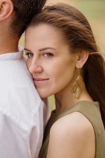 Portrait d'un couple amoureux d'un homme et d'une femme s'embrassant en marchant le long de la plage sur le sable