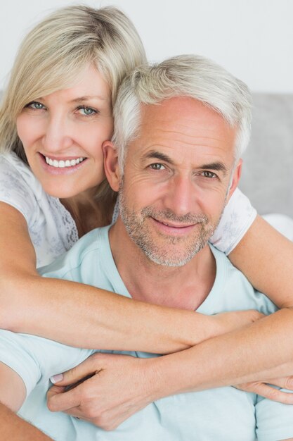 Portrait d&#39;un couple d&#39;amoureux mature au lit