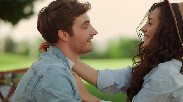 Portrait d'un couple d'amoureux riant lors d'un pique-nique d'été