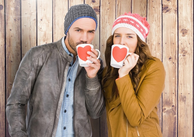 Portrait de couple ayant une tasse de café