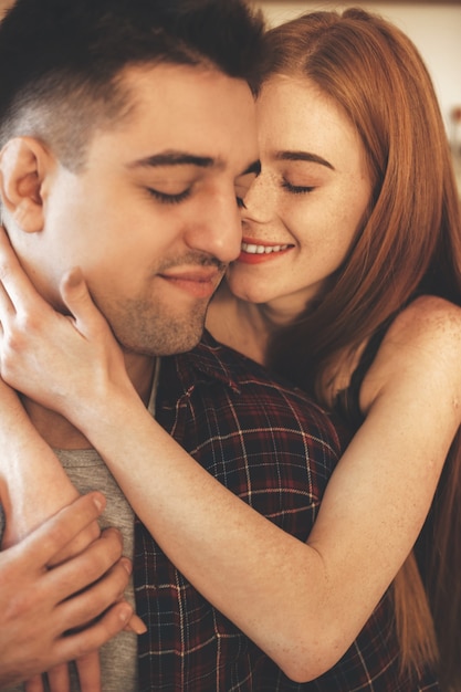 Portrait D'un Couple Caucasien Embrassant Les Yeux Fermés