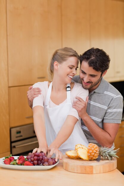 Portrait d&#39;un couple charmant, manger des fruits