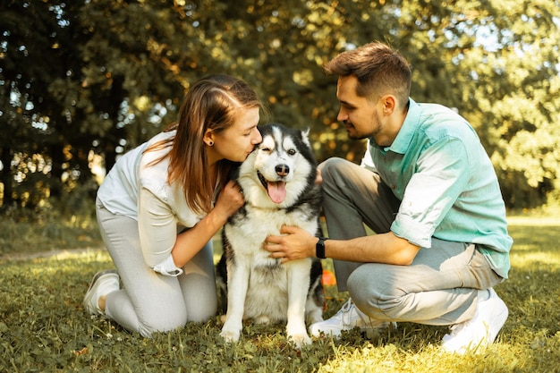 Portrait d'un couple avec un chien dans le parc