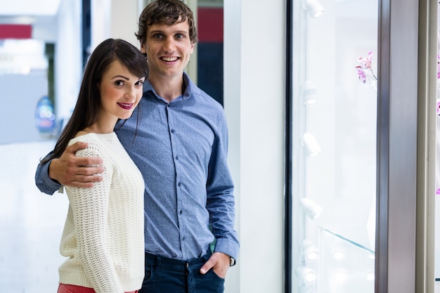 Portrait, couple, debout, devant, vitrine