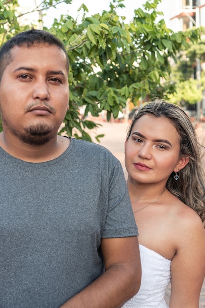 Portrait D'un Couple Devant Un Arbre à L'extérieur.