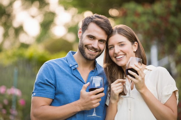 Portrait de couple avec du vin