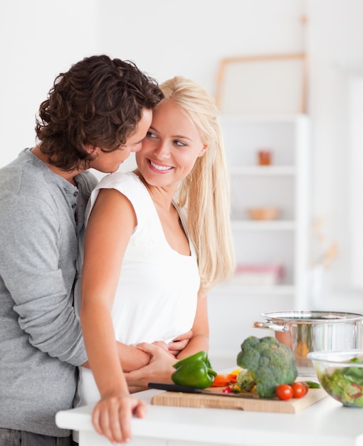 Portrait, couple, étreindre, quoique, cuisine